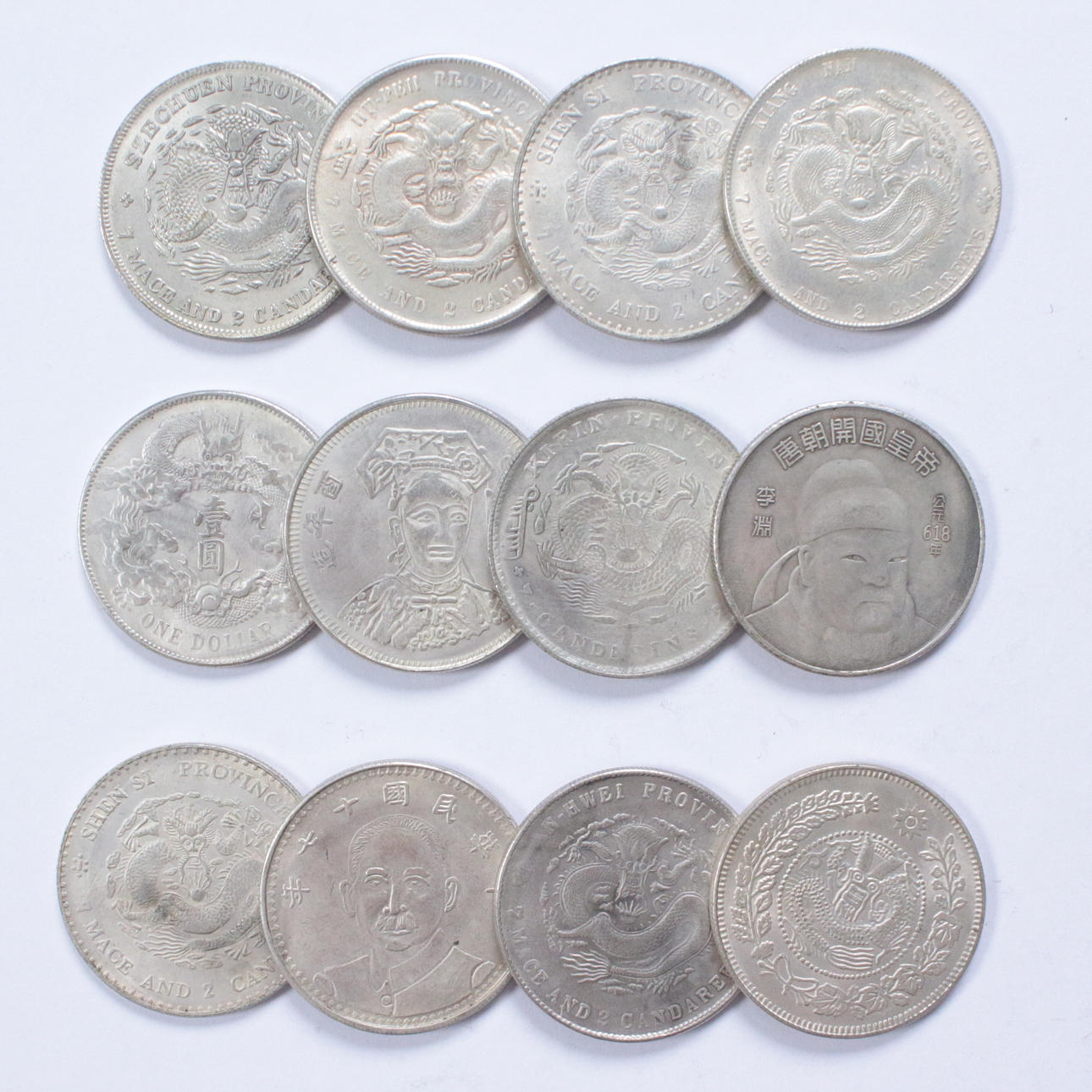 12 kinesiske mønter.