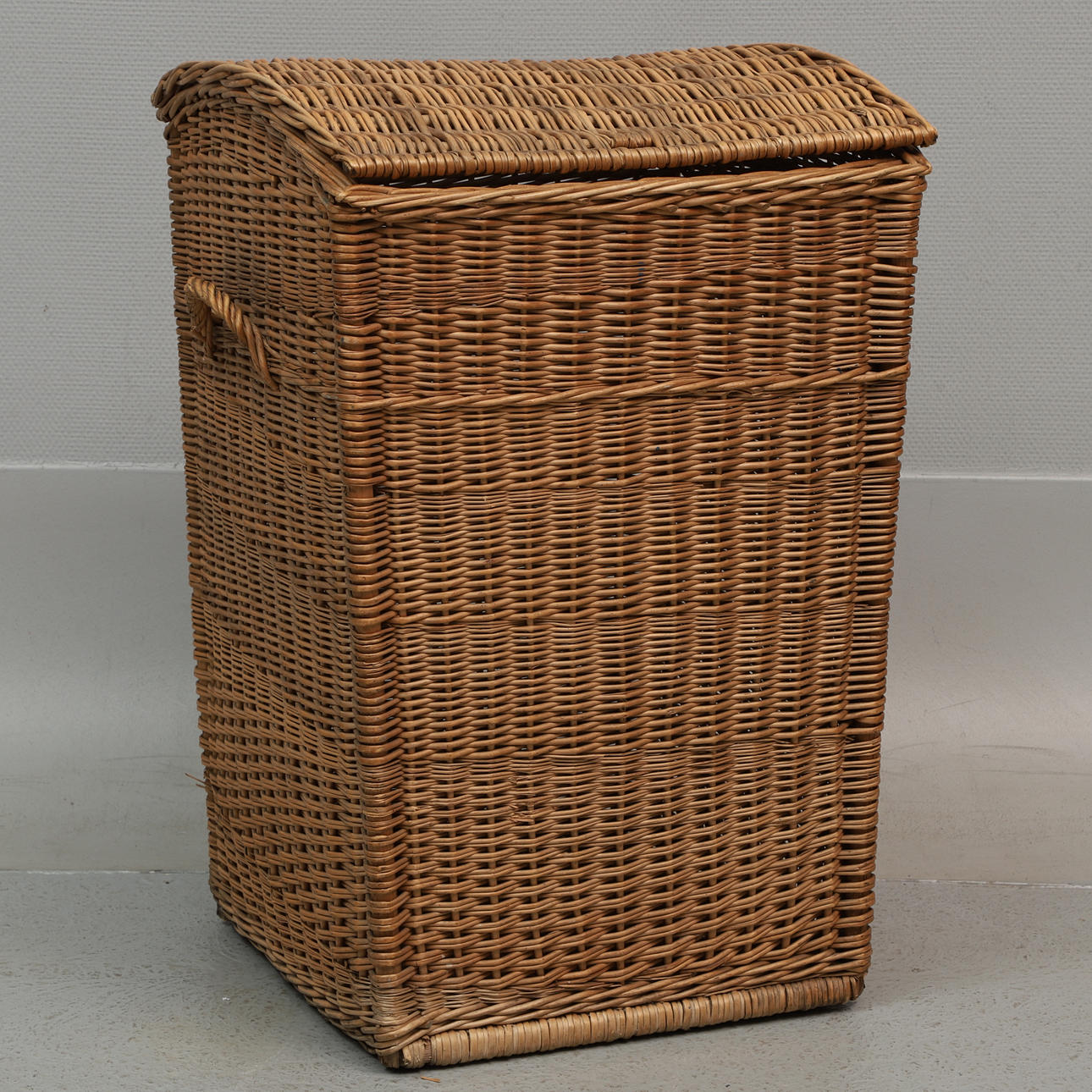 Pyykkikori, rottinki.