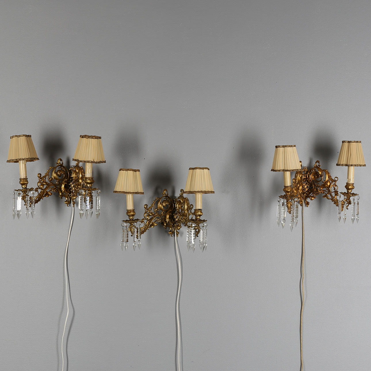 VÄGGLAMPETTER, 3 st, metall och prismor, 1900-talets andra hälft.