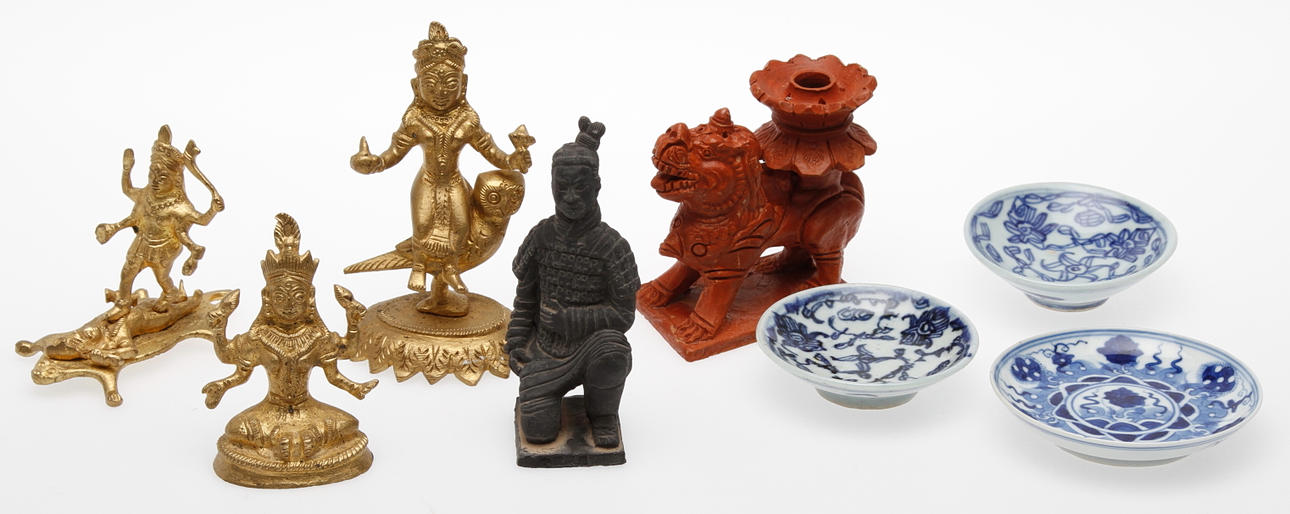 OSTINDISKA FÖREMÅL, 8 delar, keramik och metall.