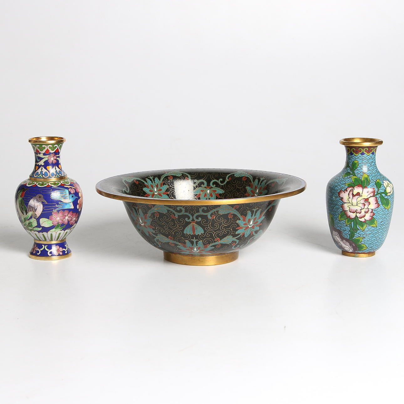 VASER samt SKÅL, cloisonne. Kina. 1900-tal.