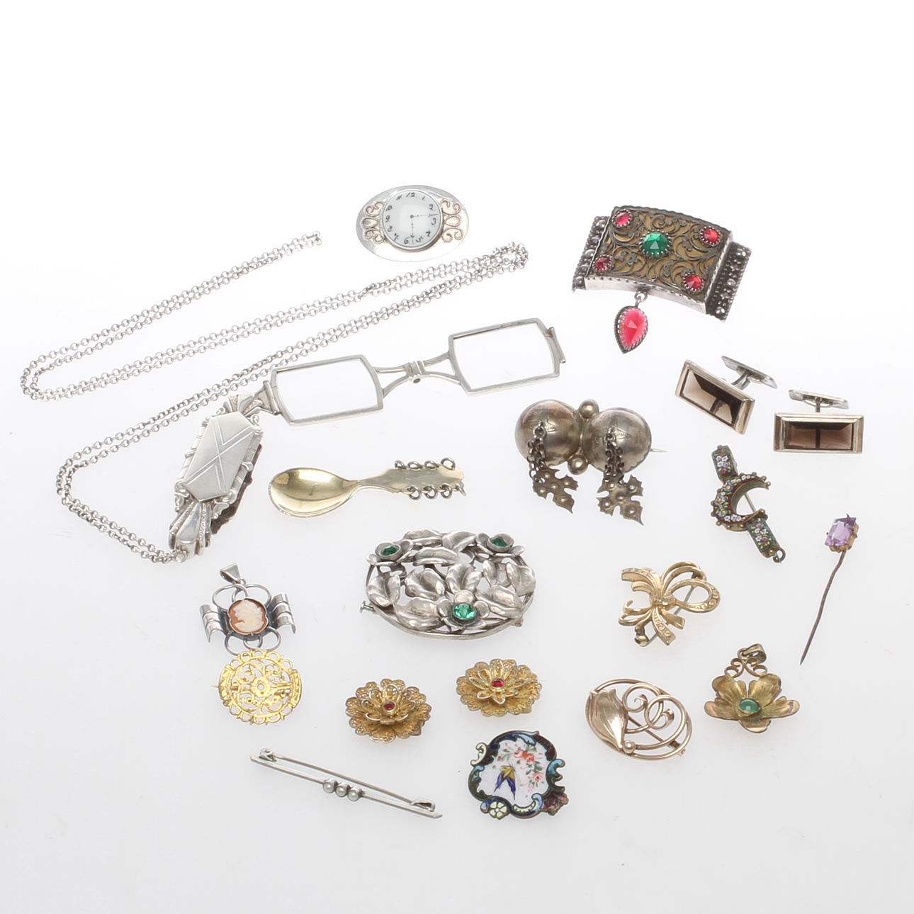 SMYCKEN med mera, mestadels silver, bland annat dräktsmycke daterad 1891.