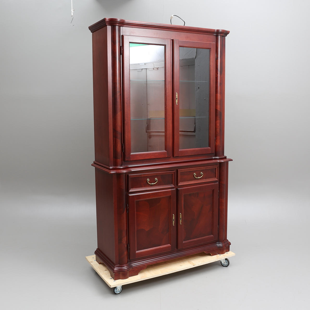 VITRINSKÅP, 2000-tal.