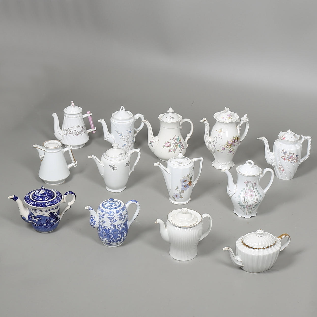 PARTI KAFFEKANNOR i porslin, 13 st, bl a.