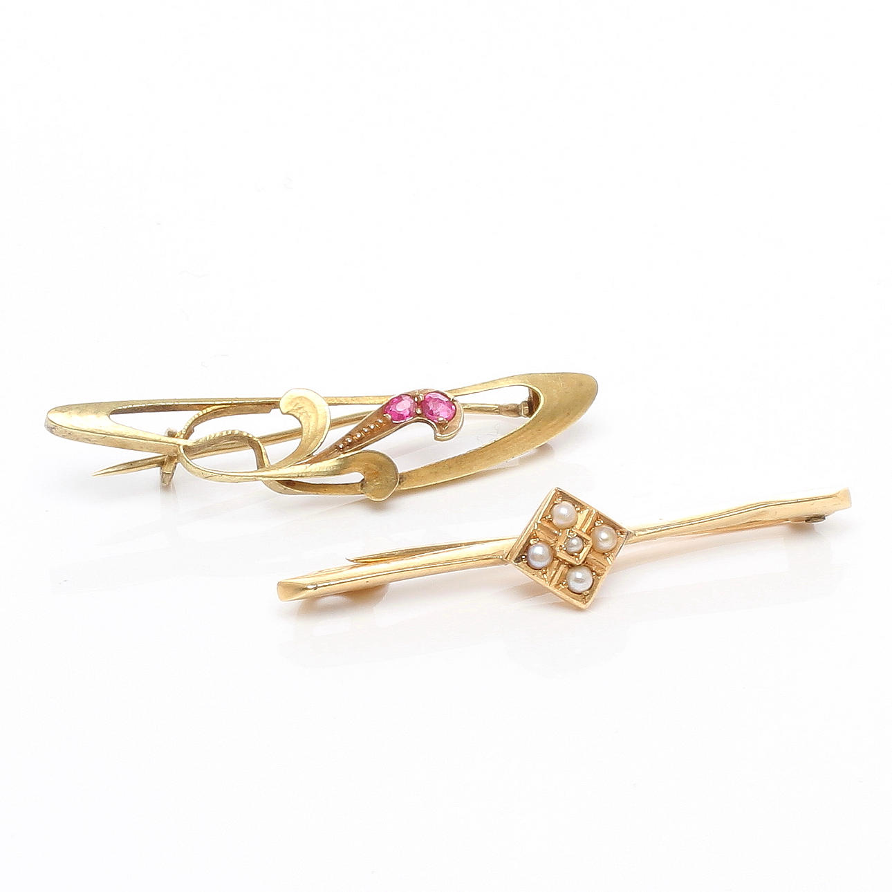 BROSCHER 2 st, 14k respektive 18k guld, 1900-talets första hälft.