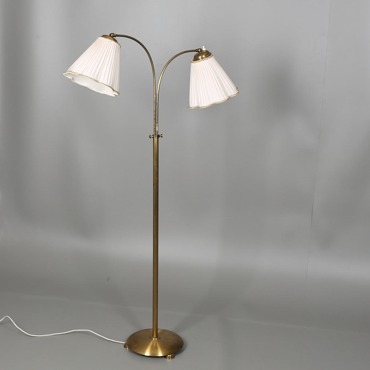 GOLVLAMPA i mässing, 2-armad, 1900-talets andra hälft.