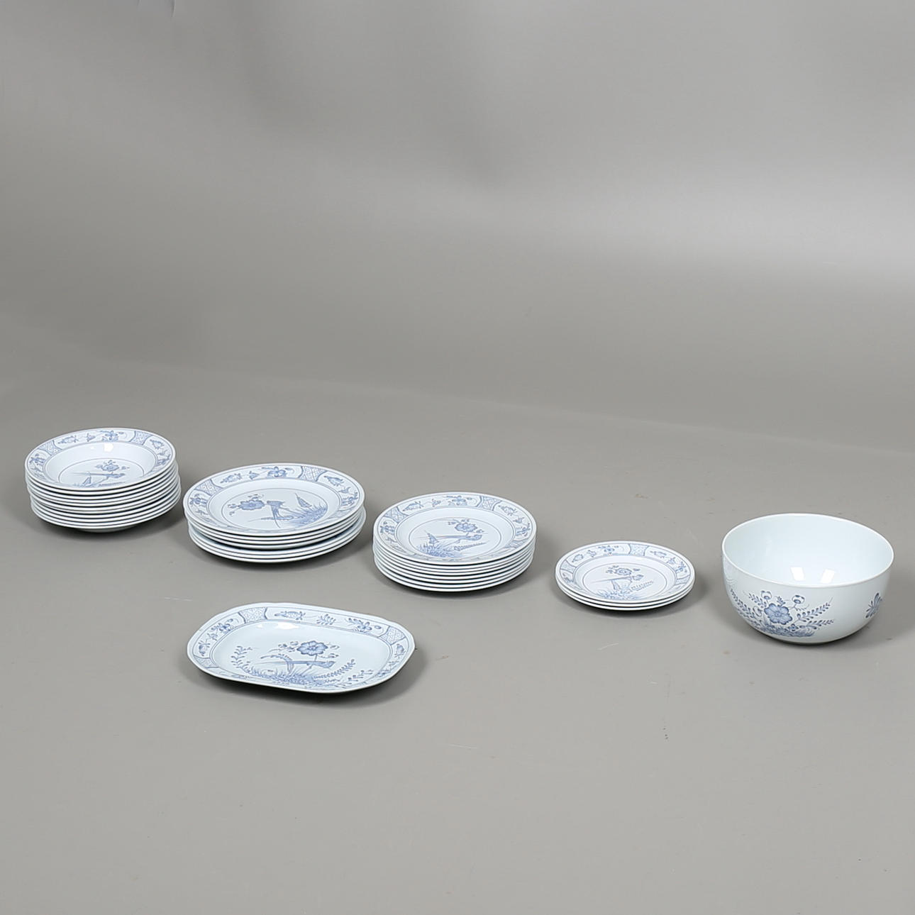 MATSERVISDELAR i porslin, 34 delar, Fågel Blå, Rörstrand.