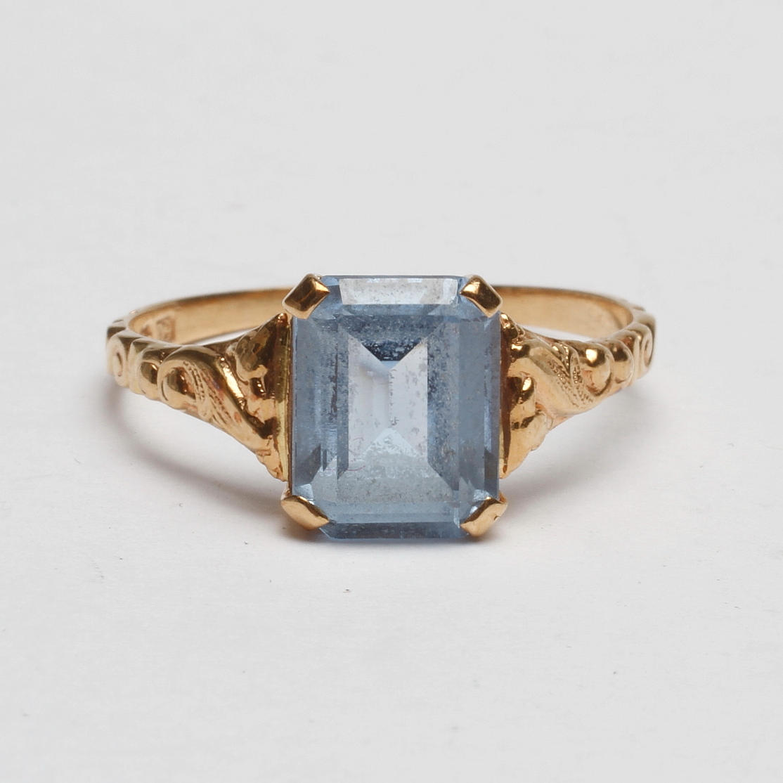 RING MED STEN, 18k guld, K&EC, Göteborg 1954, vikt totalt ca. 2,2 gram.