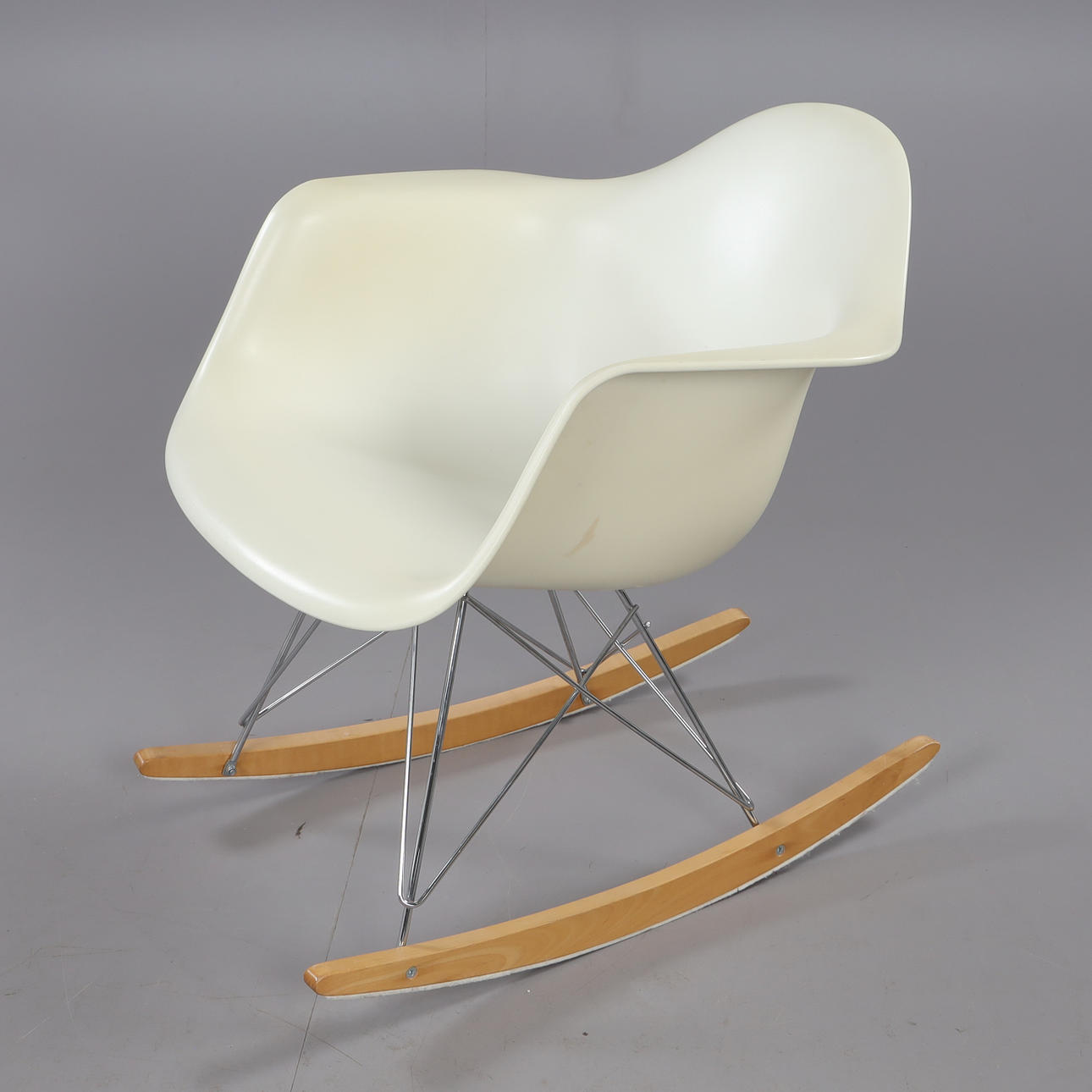 CHARLES Y RAY EAMES. Mecedora, Vitra, 2007.