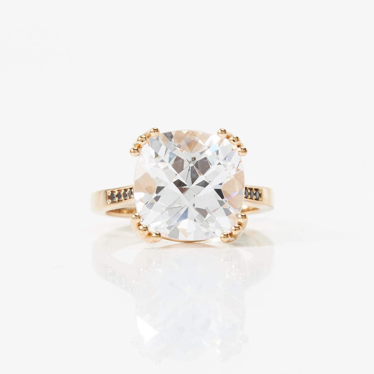 EMMA ISRAELSSON, Strahlender schwarzer Diamantring.