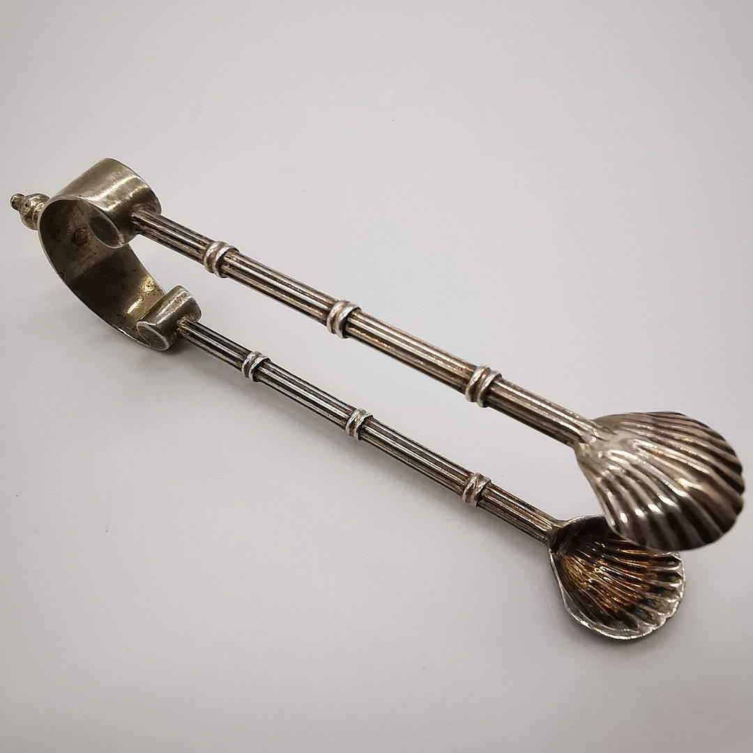 ANTIK SØLVSUKKERTANGE.