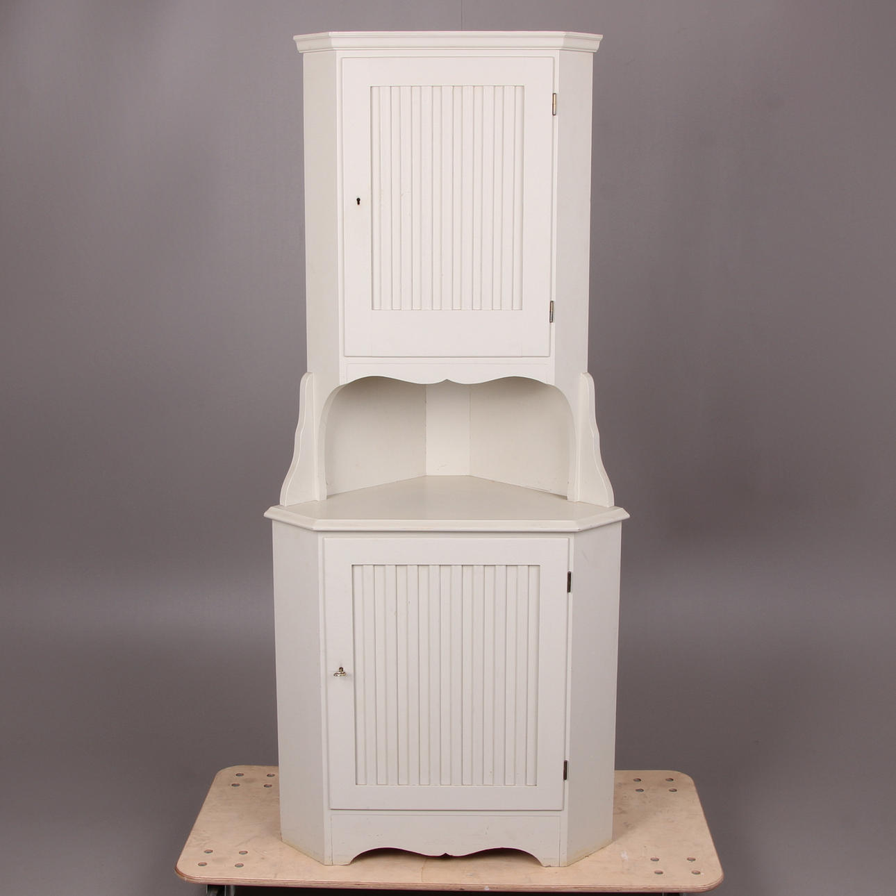 HÖRNSKÅP, gustavianskt stil, 1900-tal.