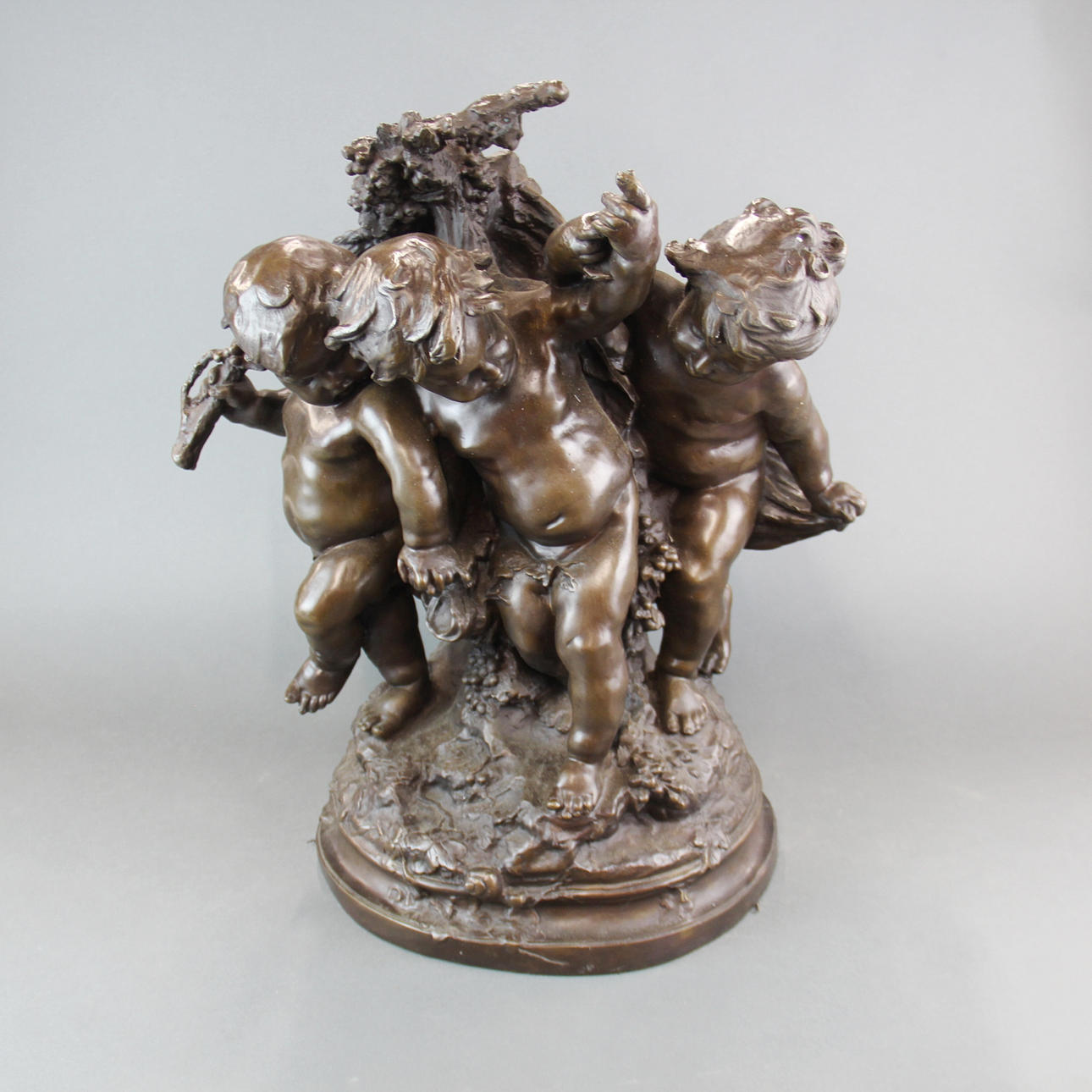 STOR FIGUR AF TRE PUTTI.