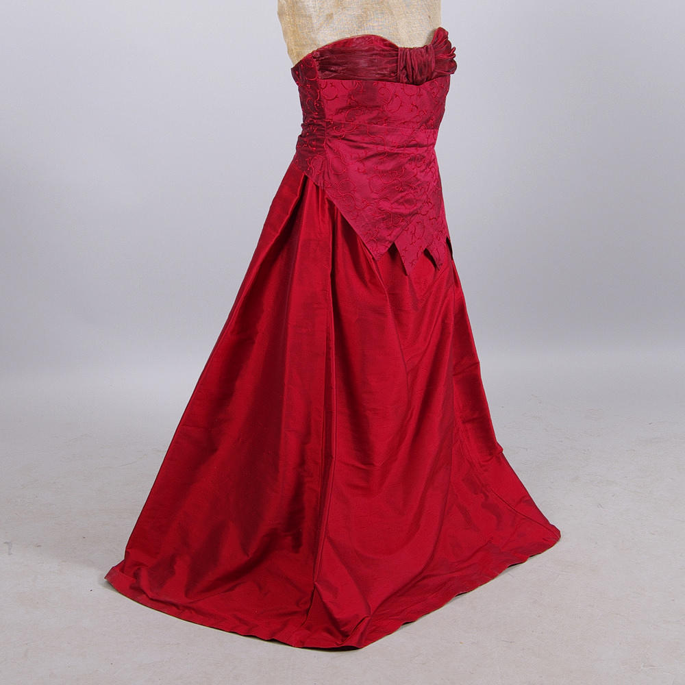 BALKLÄNNING, röd siden, schal samt väska.