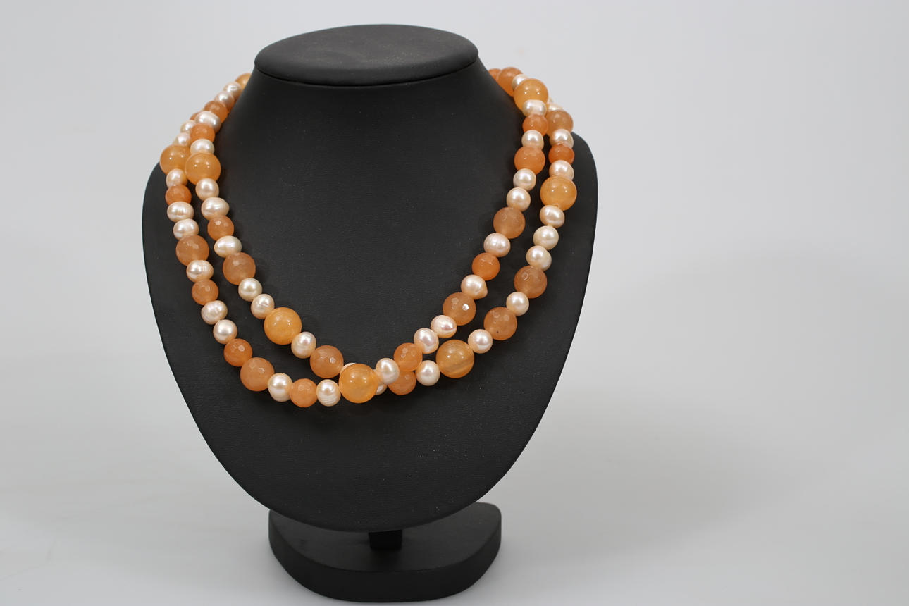 HALSBAND, vita sötvattenspärlor och orange stenar, möjligen agater.
