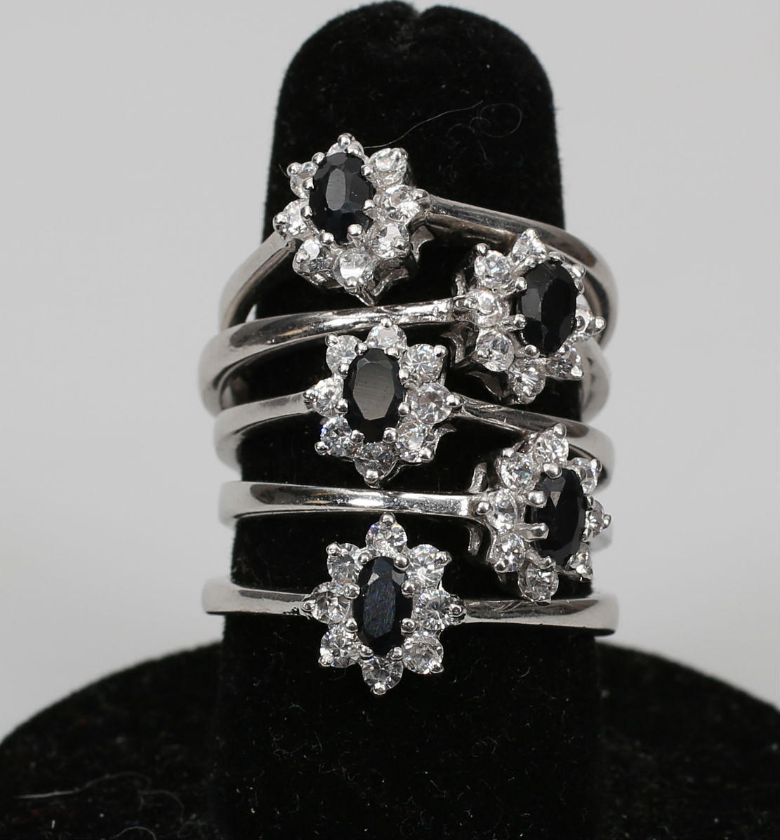 RINGAR, silver, safirer och diamantslipade stenar, 5 stycken.