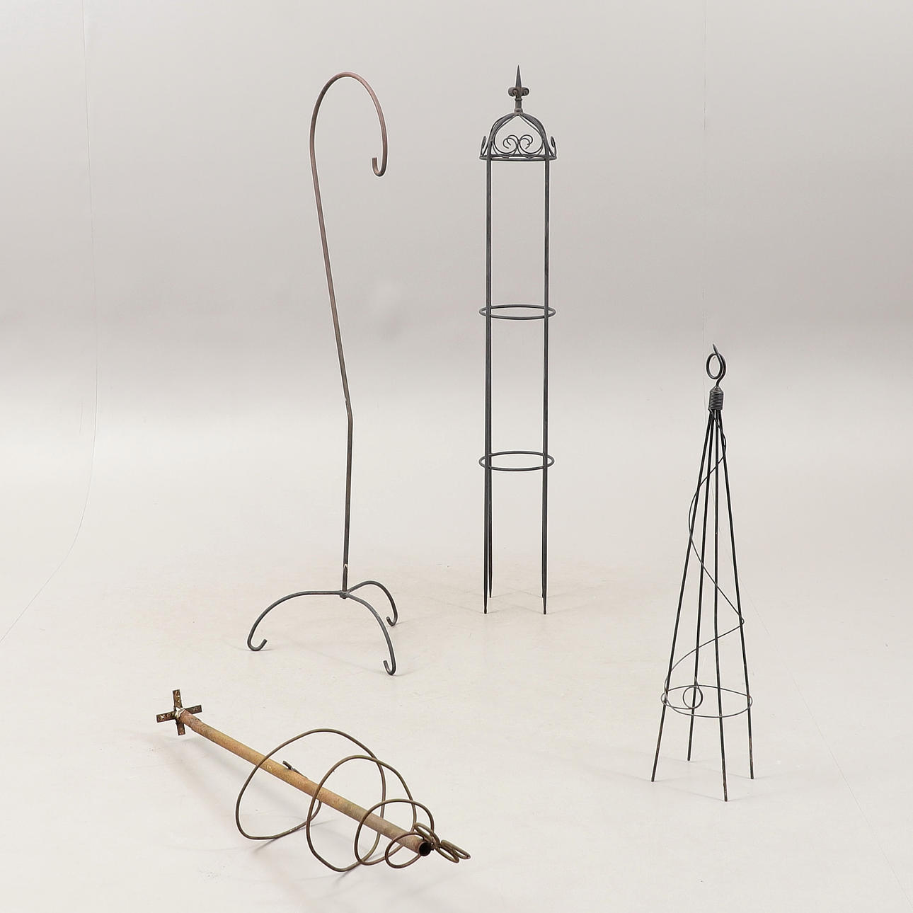 PLANTESTØTTE mm., 4 dele, smedet, moderne.