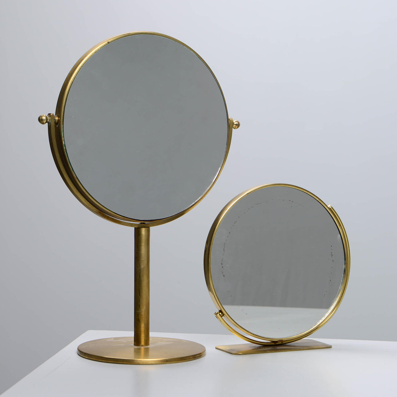BORDSSPEGLAR, 2 st, mässing, 1950/60-tal.