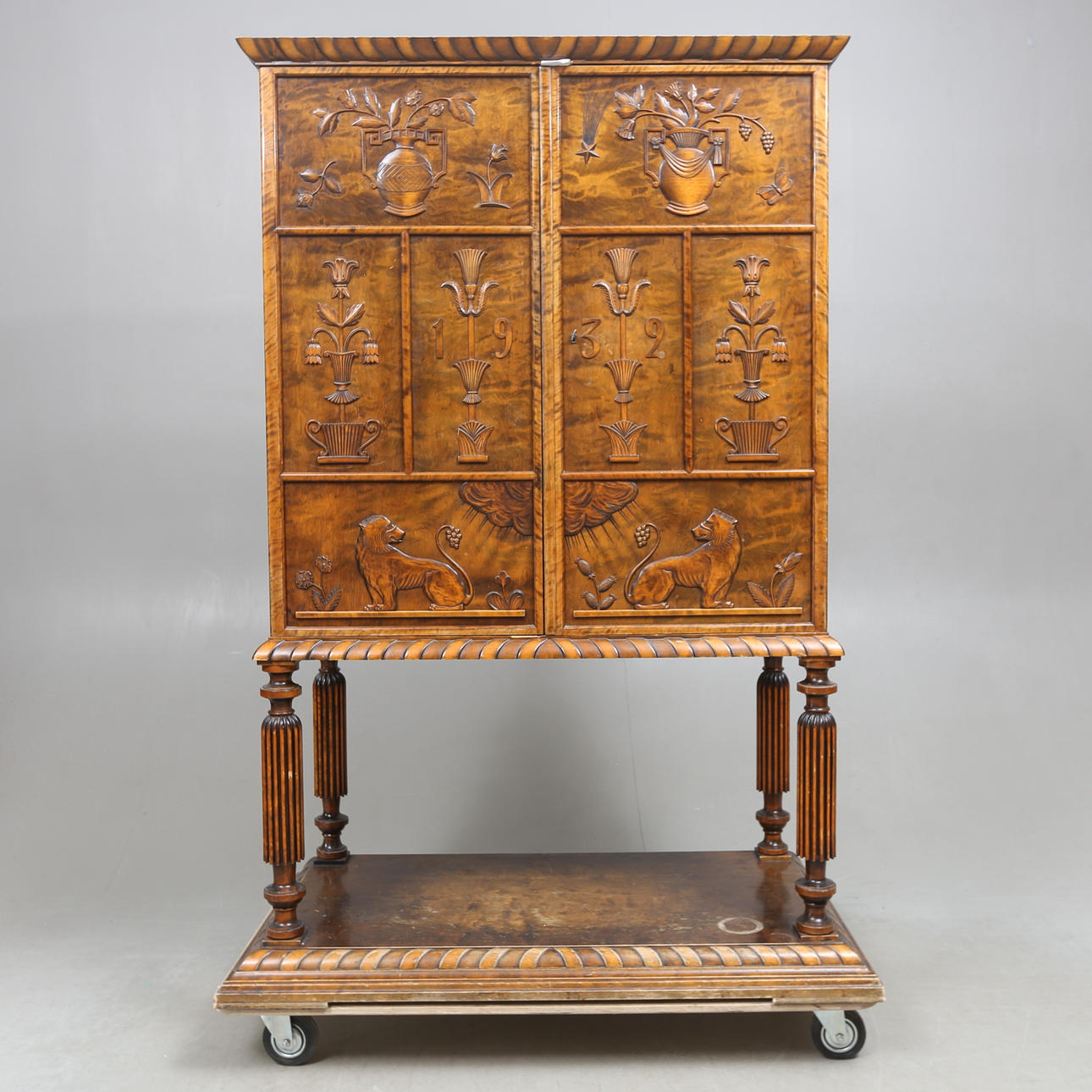 AXEL EINAR HJORTH. Skåp, daterat 1932.