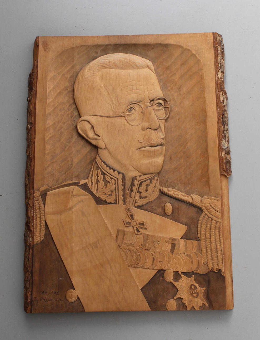 RELIEF, skuret trä, föreställande Gustaf V, signerad Helios K. Rissanen.