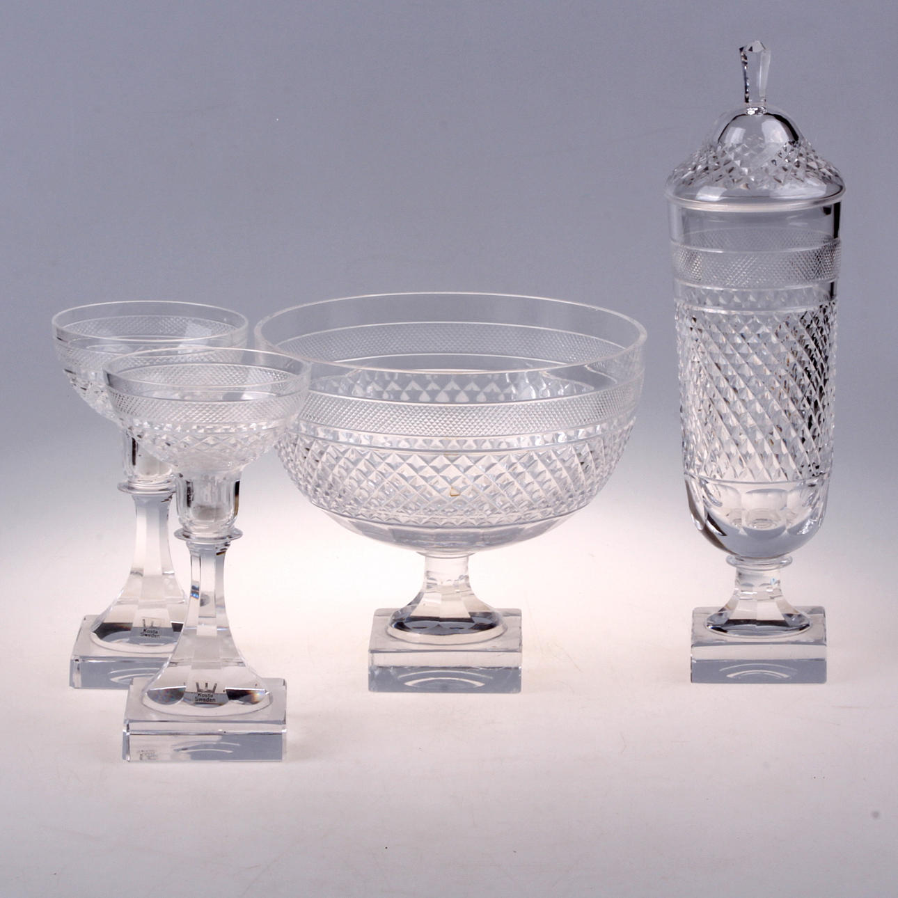 POKAL, ett par ljusstakar samt skål, glas, "Kent", Elis Bergh, Kosta.