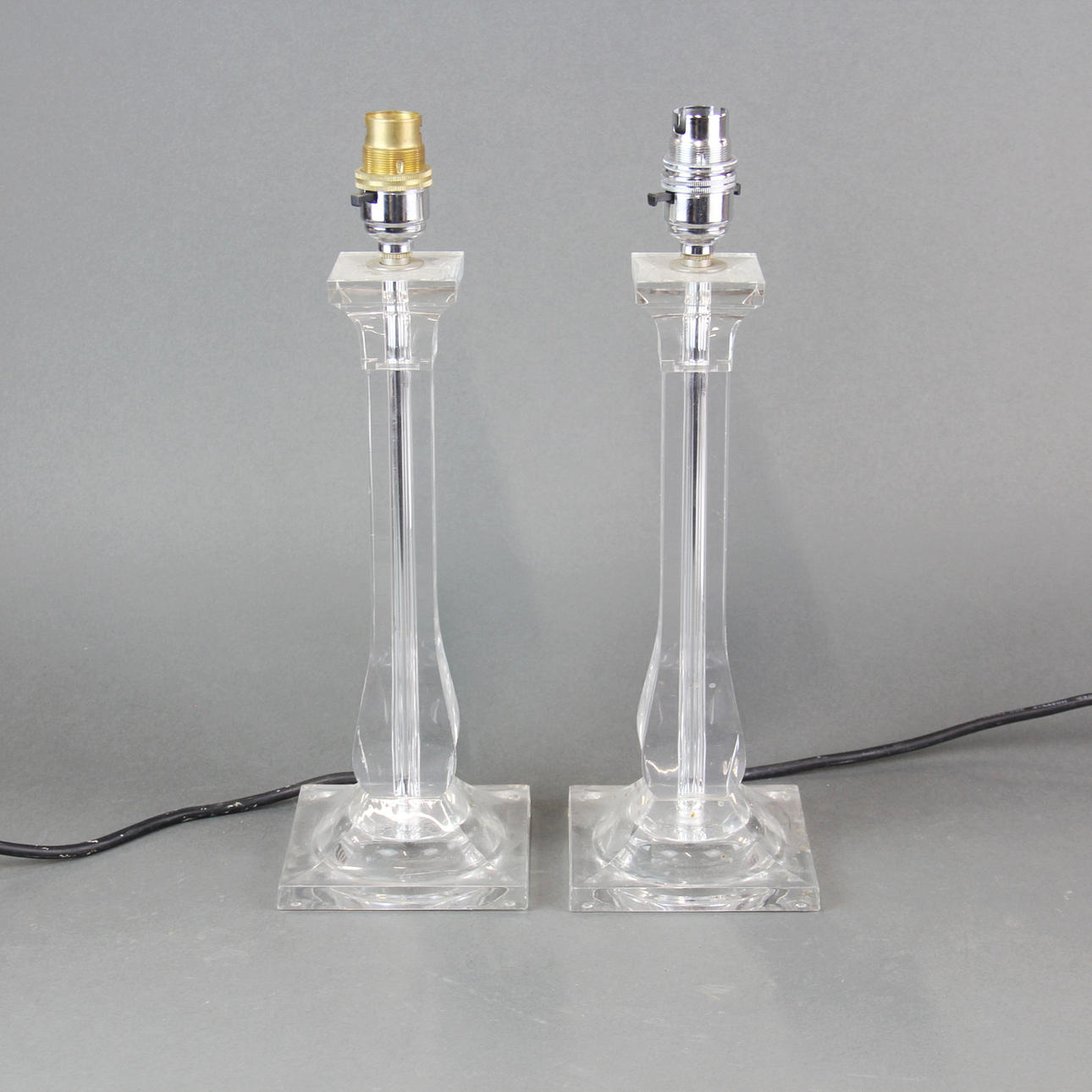 LUCITE KOLUMN BORDSLAMPOR.