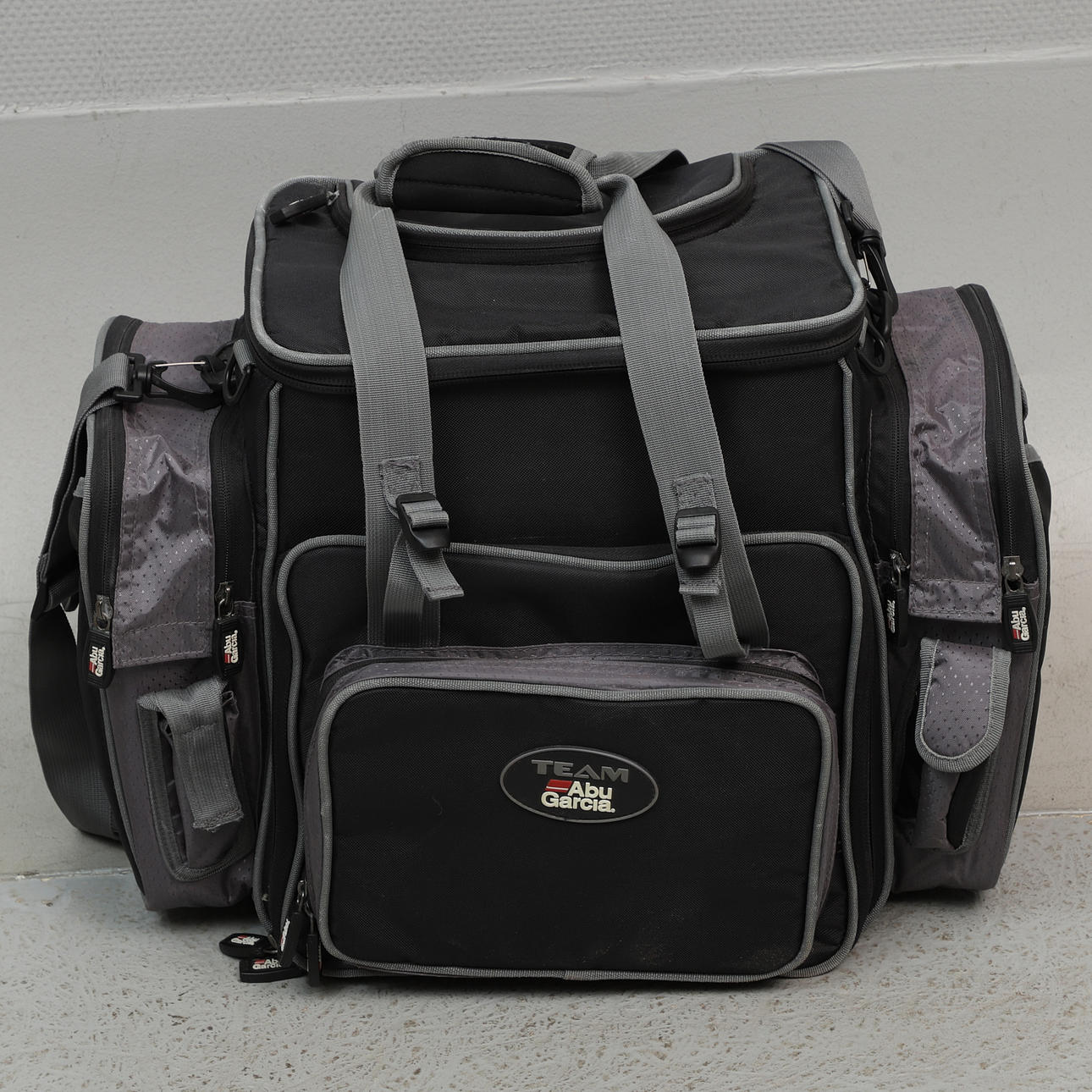 FISHING BAG with lures, i.a. Abu Garcia. Collectables - Fishing equipment -  Auctionet