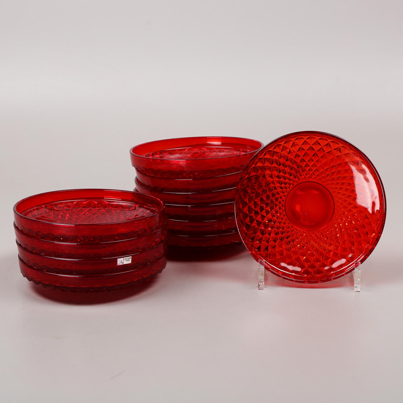 ASSIETTER, 11 st, rött glas, 1900-talets mitt. Glas - Bruksglas - Auctionet