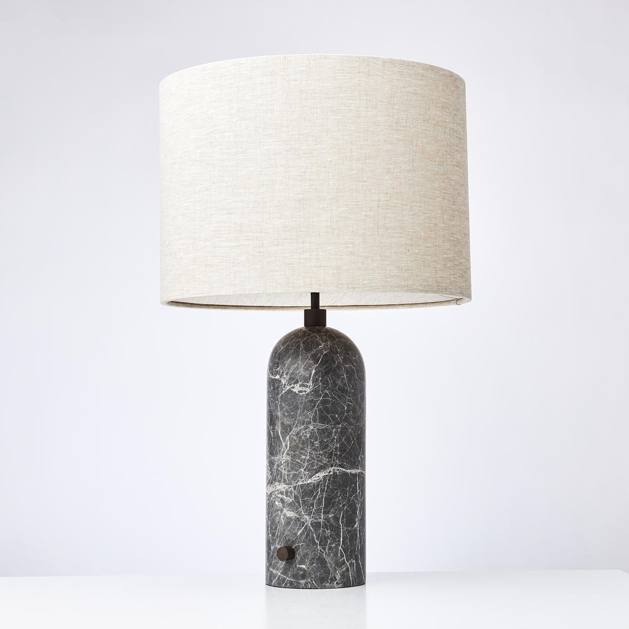 BORDLAMPE, "Gravity Table Lamp", Gubi, grå marmor, canvasskærm.