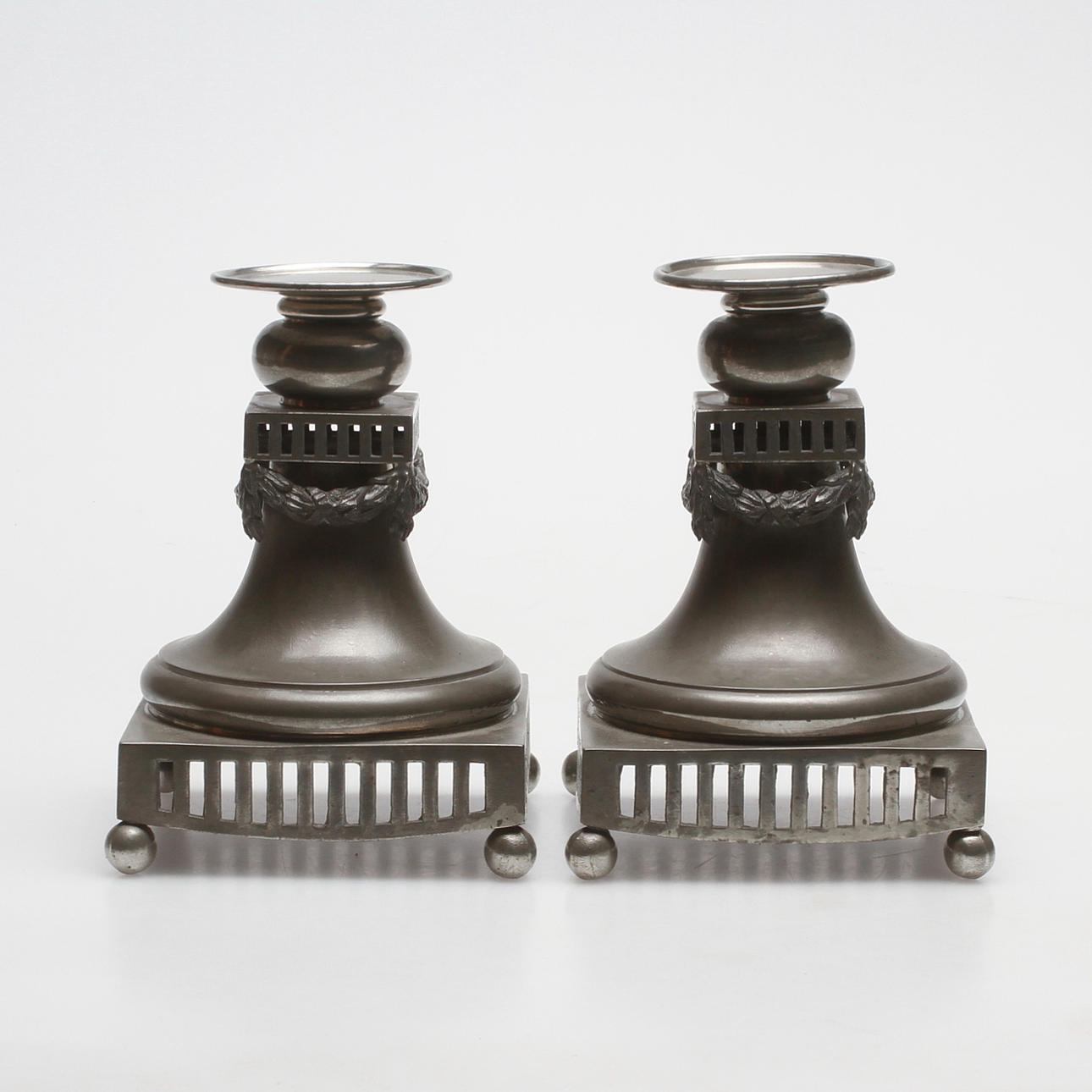 LJUSSTAKAR, ett par, tenn, Tenn & Metallförädling AB, Stockholm, 1900.