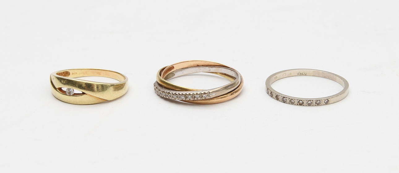 RINGAR. 3st 18k guld, varav 1st med små diamanter, ca 7,3 gram.
