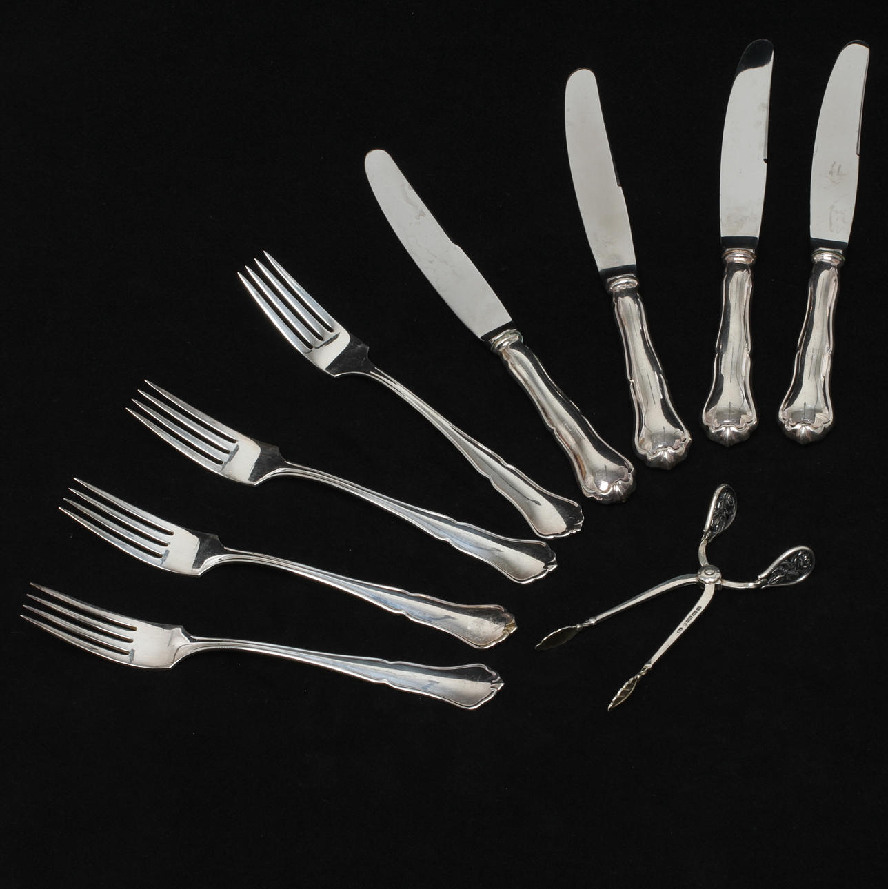 GAFFLAR 4 st, KNIVAR 4 st samt SOCKERTÅNG, silver, Kultakeskus Oy Finland, 1900-tal.