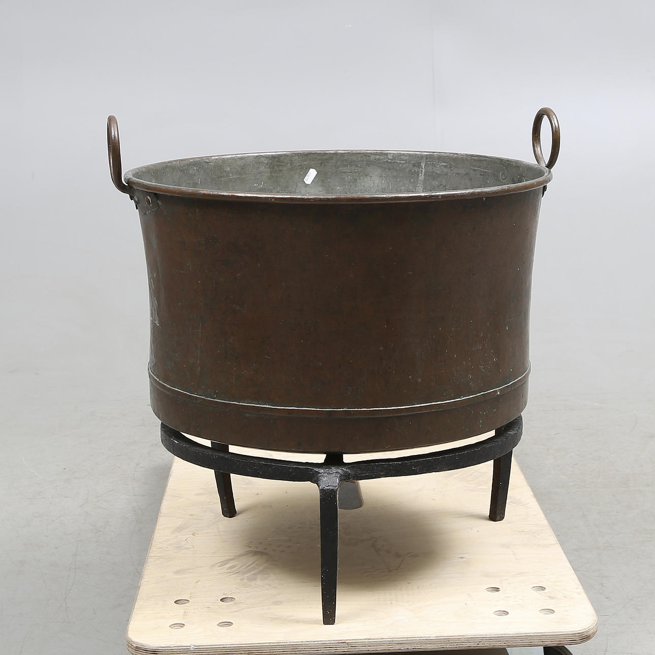 KOPPARBASE på BENSTÄLLNING, 1800/1900-tal.