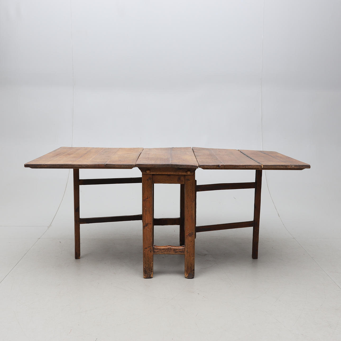 BATTLE TABLE, pine, 19th century. Furniture - Tables - Auctionet