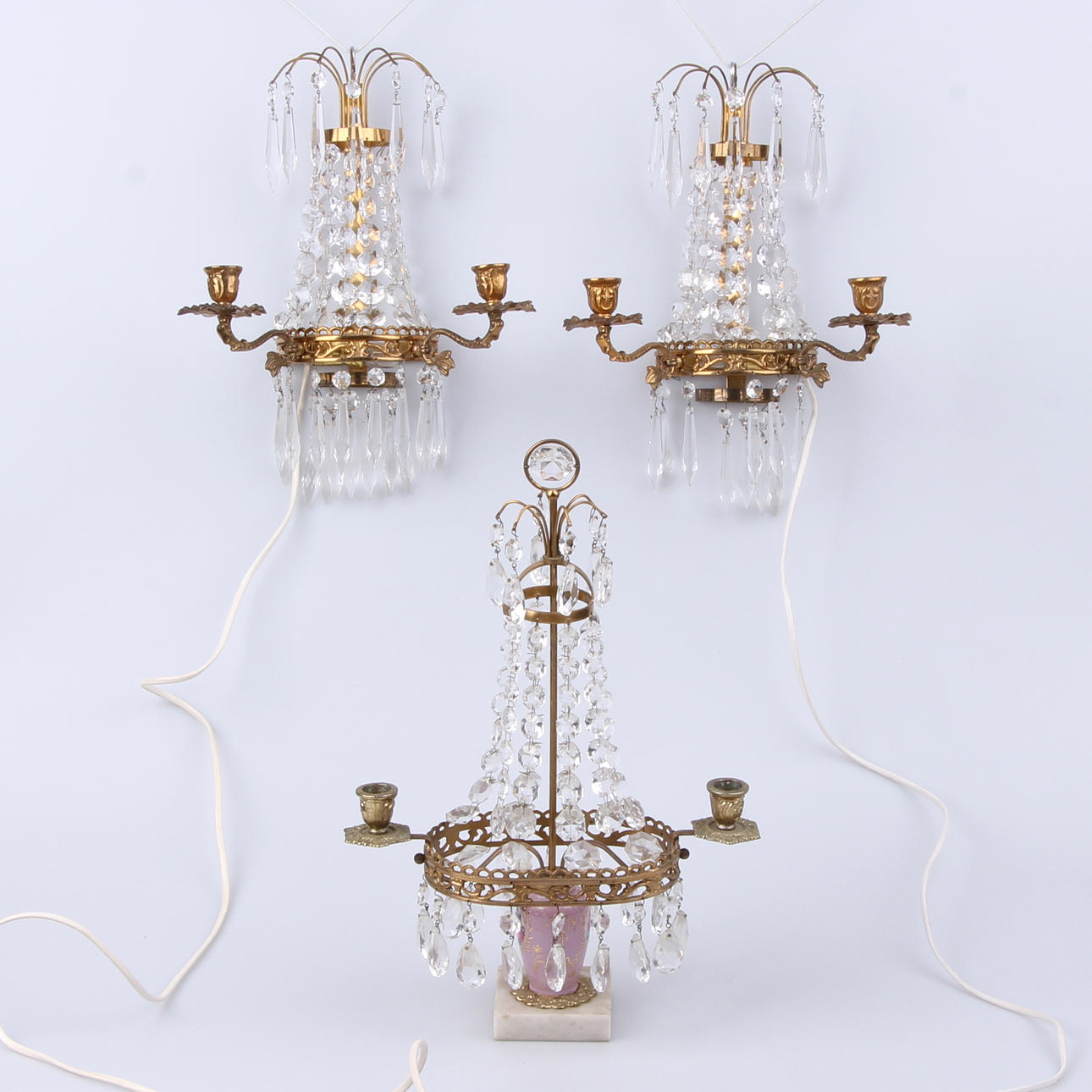 BORDSLYSTER, samt ett par vägglystrar, mässing med prismor, 1900-talets första hälft.