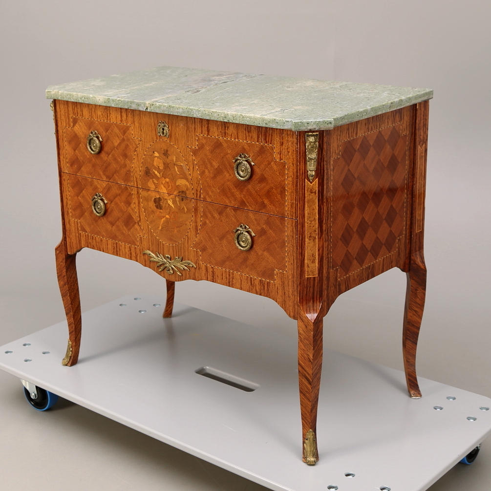 BYRÅ MED STENSKIVA, gustaviansk stil, 1900-talets andra hälft.