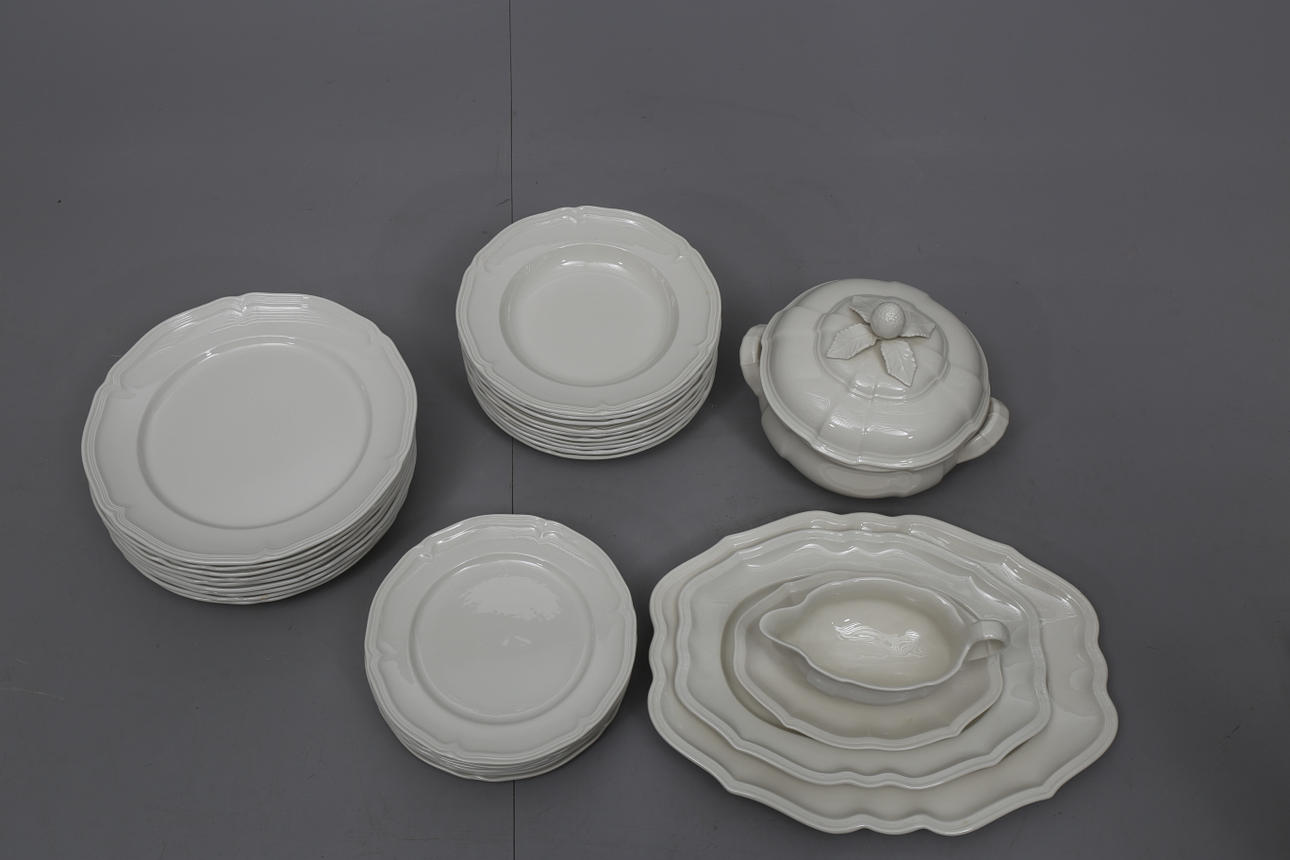 MATSERVISDELAR, porslin, 30 delar, "Manoir", Villeroy & Boch.