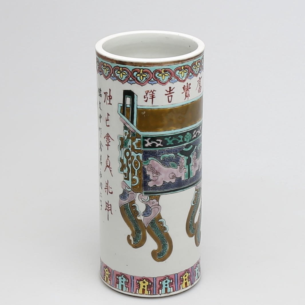 PENSELVAS i porslin, troligen republik, Kina.