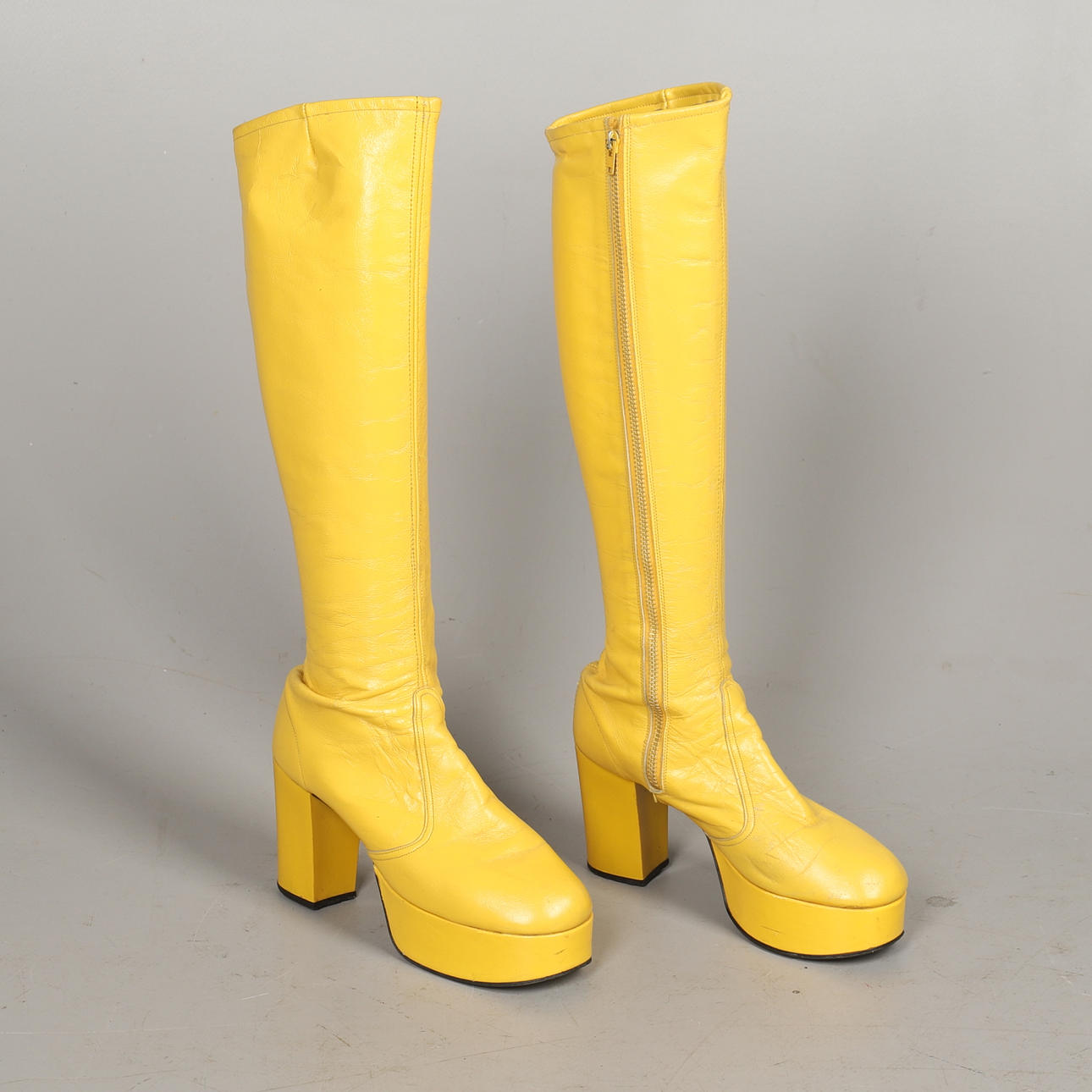 ET PAR 1970'ER GUL PLATFORM STØVLER I LÆDER.