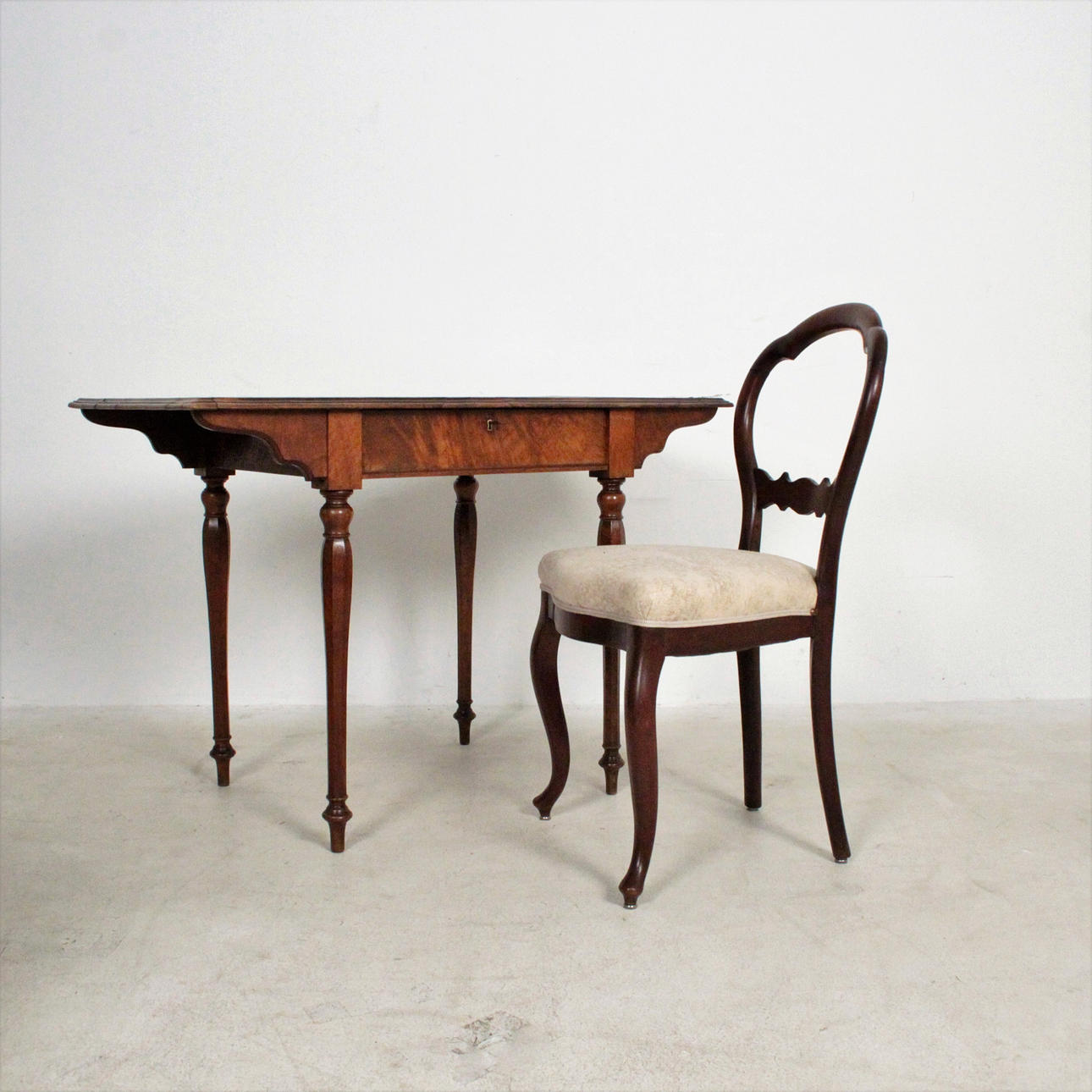 Antiker Sekretär mit Stuhl.