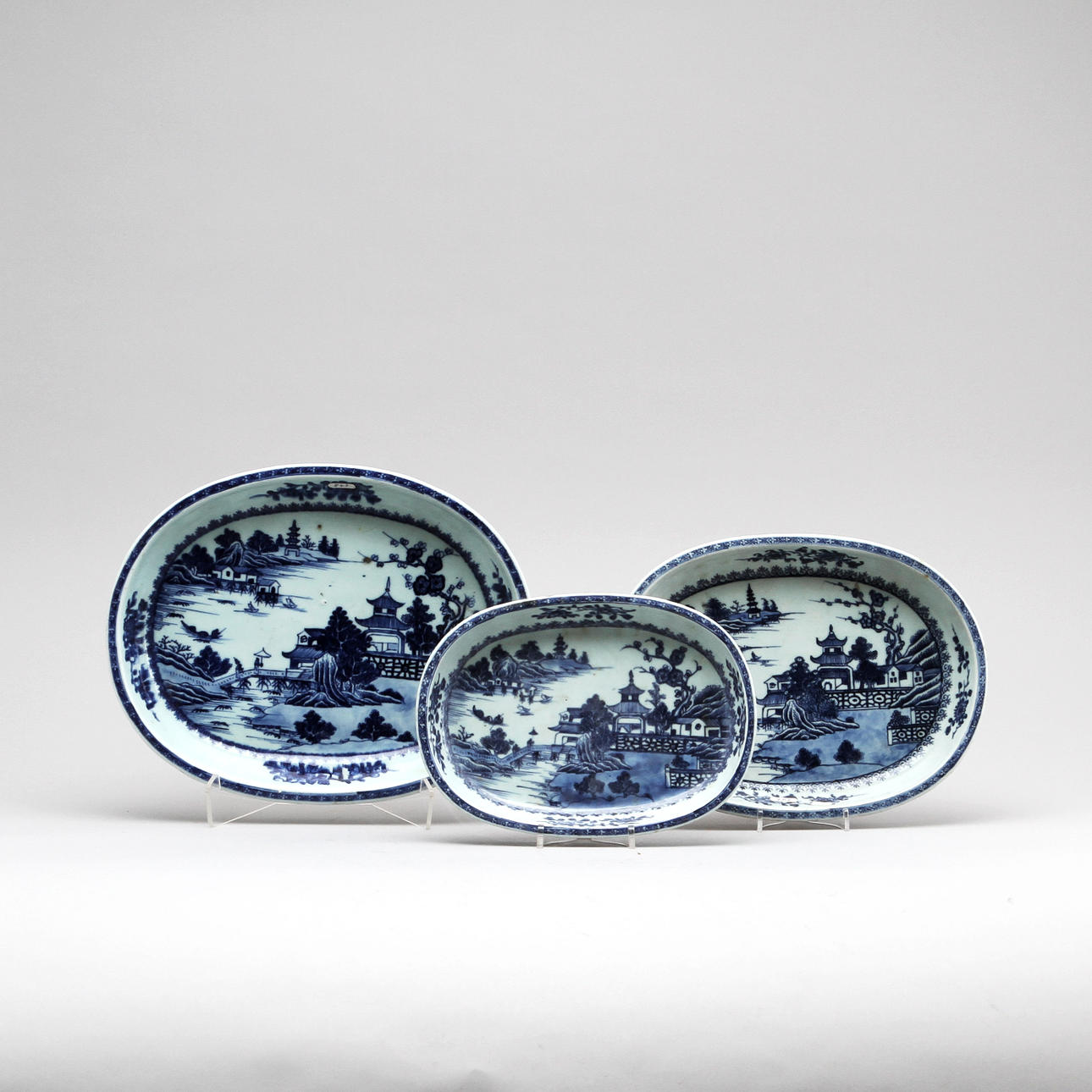 UPPLÄGGNINGSFAT, 3 st. Porslin, Kina omkring 1800.