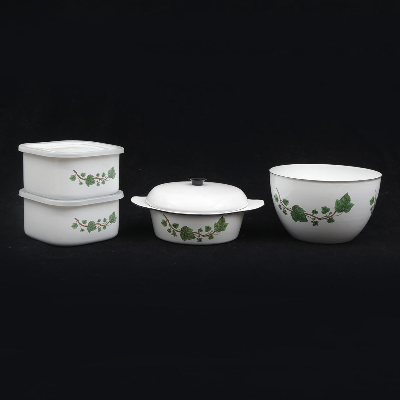 OBJETOS DE ESMALTE, 4 piezas, motivo de hoja de vid, década de 1900.