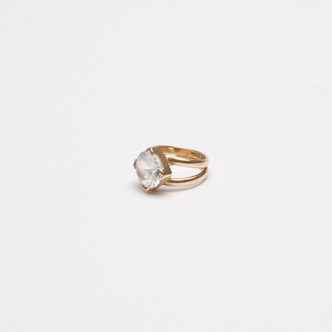 RING, guld 18k med sten, total vikt ca. 10 gram.