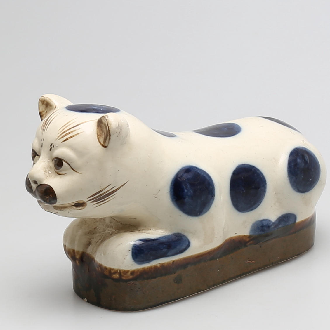 KUDDE i porslin, 1900-talets andra hälft, Kina.