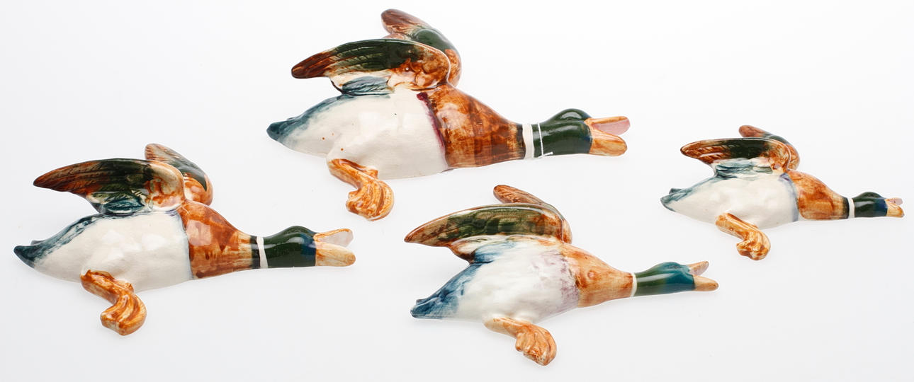 VÄGGVASER, 4 st, en stämplad Beswick.