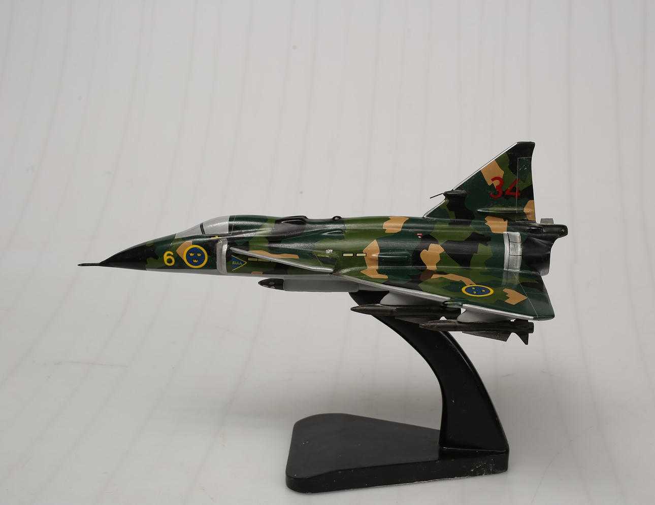 MODELO DE AVIÓN, Saab 37 Viggen, madera y metal.