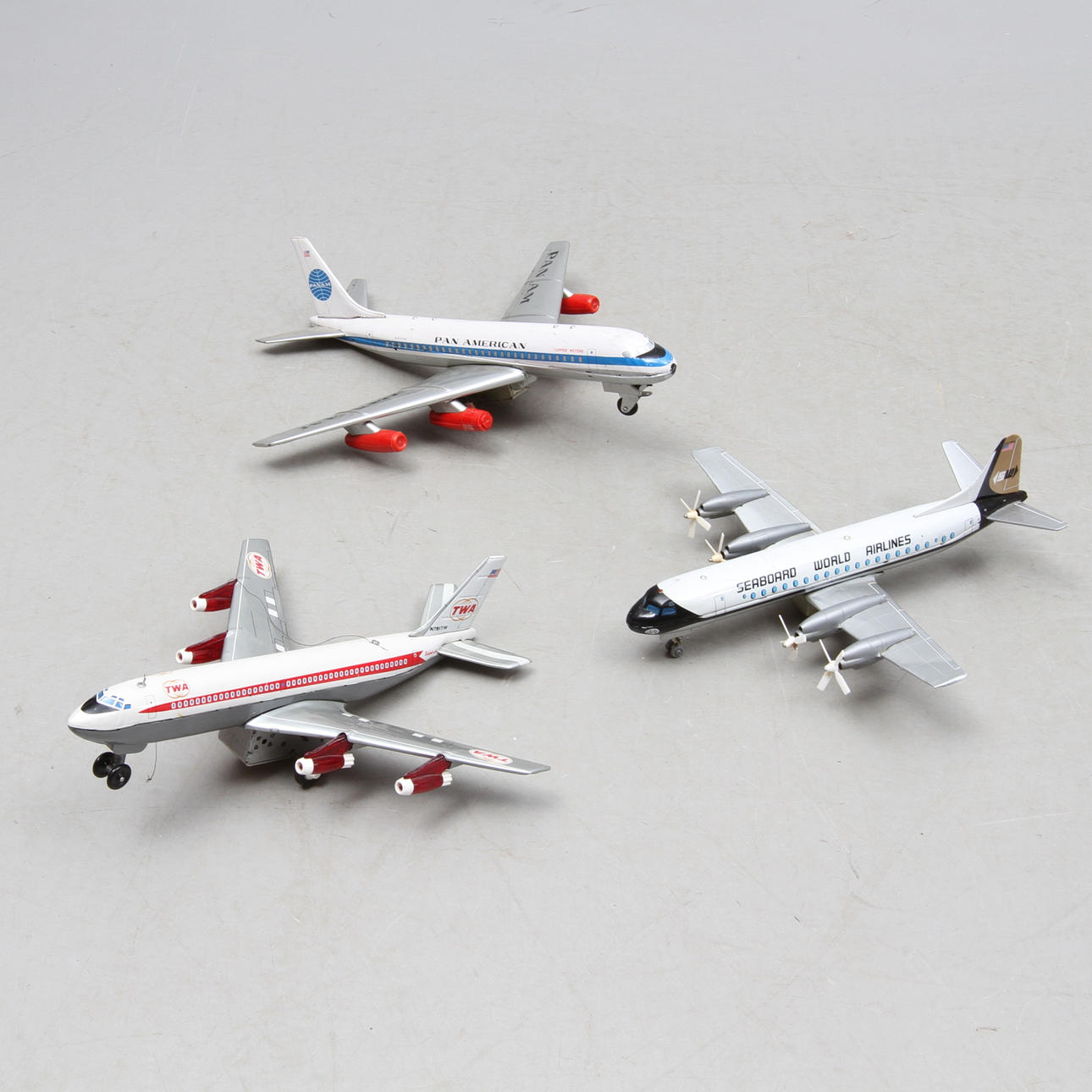 FLYGPLANSMODELLER JAPAN 2 stycken MARX och en YONEZAWA. Batteridrift.