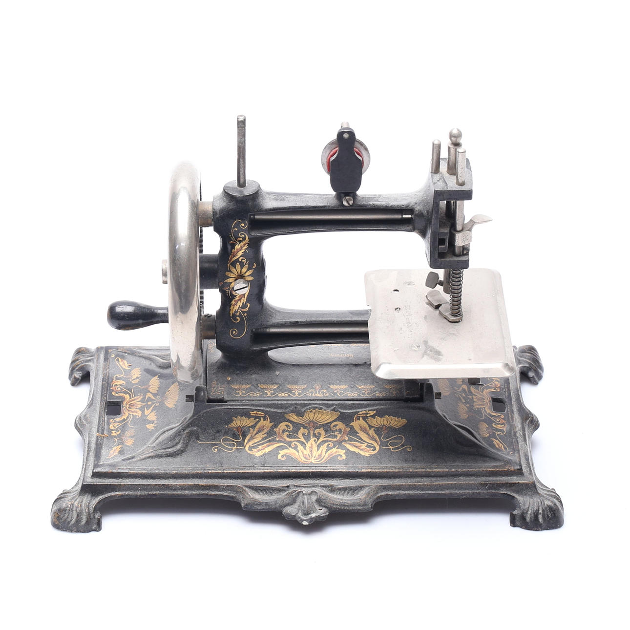MINIATURE SEWING MACHINE/TOY SEWING MACHINE, 1900s.