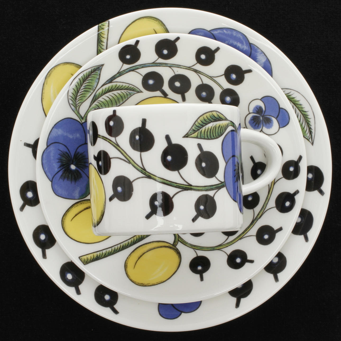 KAFFEKOPPAR MED FAT, 8 delar, samt ASSIETTER, 8 st, porslin, "Paratiisi", Birger Kaipiainen, Arabia.