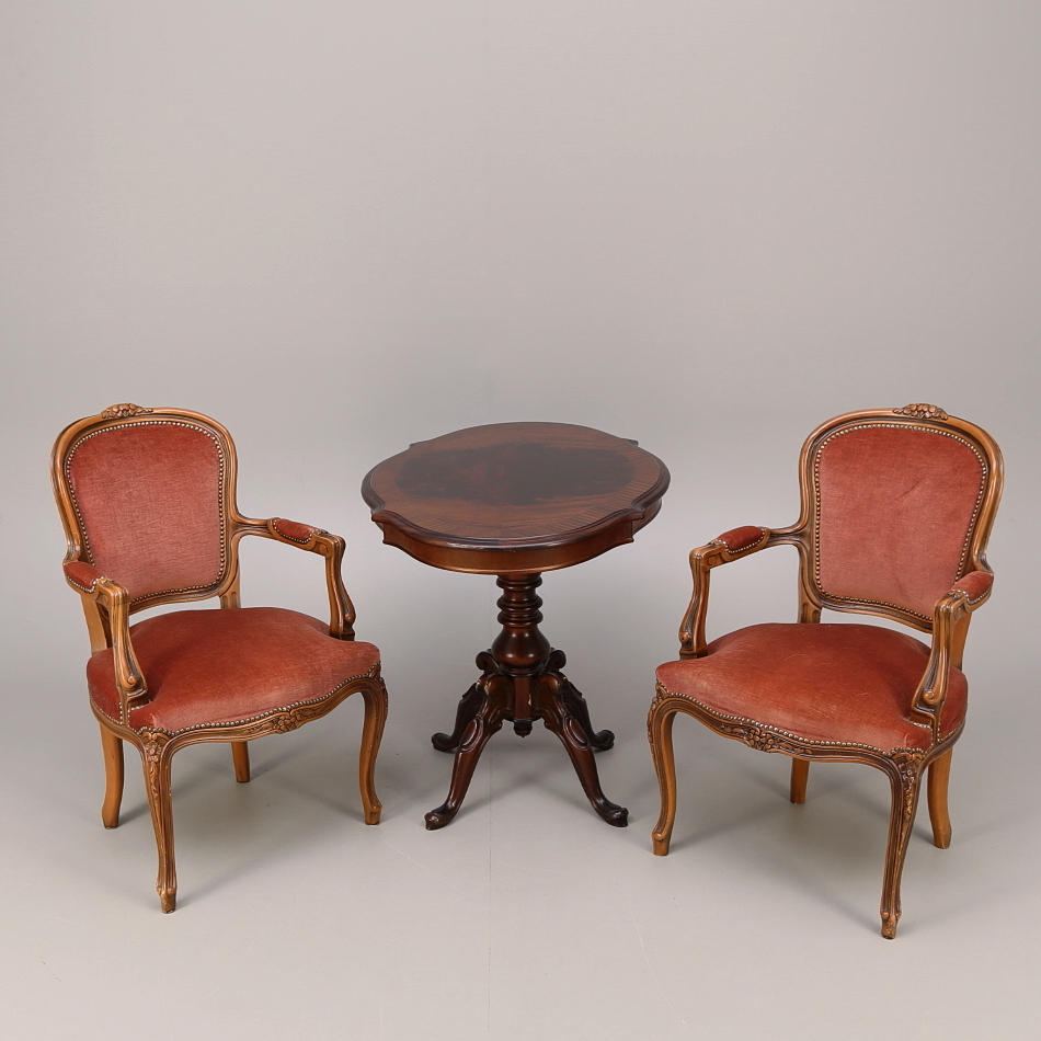 KARMSTOLAR ett par, rokokostil + PELARBORD, nyrokokostil, 1900-talets andra hälft.